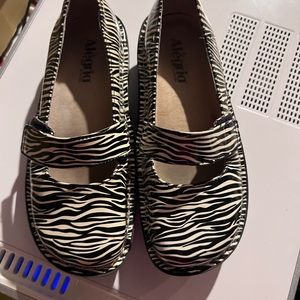 Algeria shoes nursing